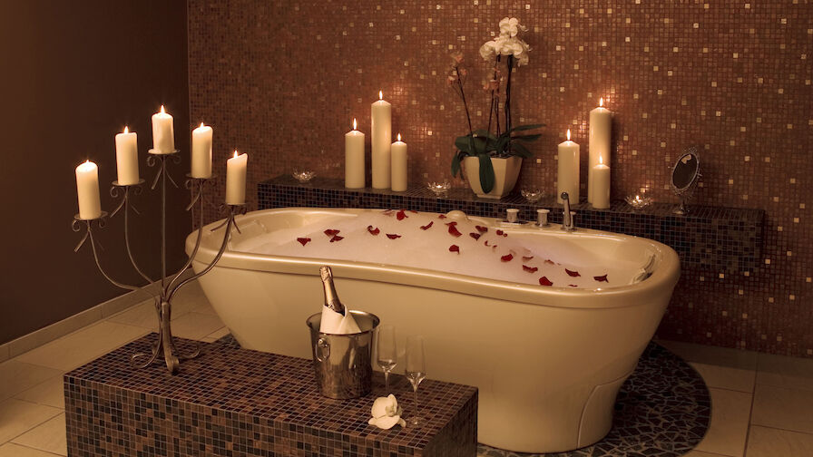 Badewanne mit Rosenblättern Wellness Hotel Vier Jahreszeiten Kühlungsborn