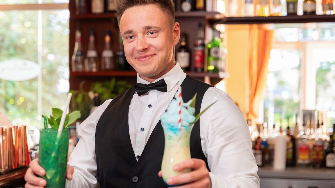 Kb Bar Barkeeper Mit Cocktails Header
